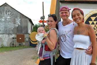 Burkersdorf: Yogafestival läuft - Das Yogaevent in Burkersdorf hat begonnen. Dabei sind auch Charlott mit Lilith, Michael und Maria aus Mexiko.