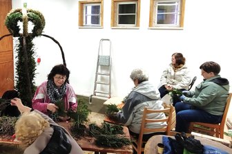 Burkersdorfer Ostervorbereitung in der alten Feuerwehr - Die Burkerdorferinnen bei den Osterglocke-Vorbereitungen in der alten Feuerwehr.