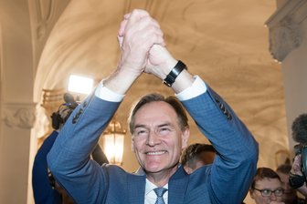 Burkhard Jung bleibt Oberbürgermeister in Leipzig - Burkhard Jung (SPD) jubelt beim Betreten des Rathauses.