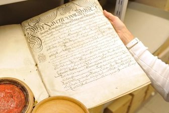 Burkhardtsdorf bringt eigenes Archiv ins Gespräch - Dokumente wie dieses aus dem späten 18. Jahrhundert lagern im historischen Archiv in Pfaffenhain: die "Verleihung des dritten Jahrmarktes zu Fastnachten durch Friedrich August, Kurfürst von Sachsen, an die Stadt Stollberg". 