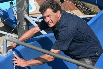 Burkhardtsdorf investiert viel Geld ins Bad - Die Freibadsaison begann 2021 allerorten spät. Das Foto, das Frank Nebel, Betriebsleiter und Schwimmmeister, bei letzten Kontrollen vor der Eröffnung des Burkhardtsdorfer Bades zeigt, entstand am 8. Juni.