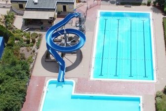 Burkhardtsdorf zieht erste Solar-Bilanz fürs Freibad - Das Freibad Burkhardtsdorf. Mit der Erneuerung der Umwälzpumpen und dem Betrieb einer Photovoltaikanlage auf dem Funktions- und Sanitärgebäude (im Foto noch nicht installiert) will die Gemeinde die Stromkosten senken. Erste Zahlen gibt es jetzt. 
