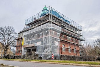 Burkhardtsdorfer Bürgermeister: "Wünsch dir was" ist wegen knapper Kasse vorbei - Trotz komplizierter Finanzlage wird auch in diesem Jahr in Burkhardtsdorf gebaut. Aktuell werden Dach und Fassade des Verwaltungs- und Bürgerzentrums Rathaus Meinersdorf denkmalgerecht erneuert. 