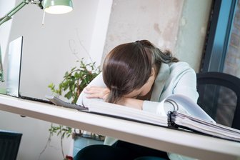 Burn-out schleicht sich an? Diese Warnsignale gibt es - Immer leisten, bis plötzlich nichts mehr geht: Hinter einem Burn-out steckt meist eine Erschöpfungsdepression.