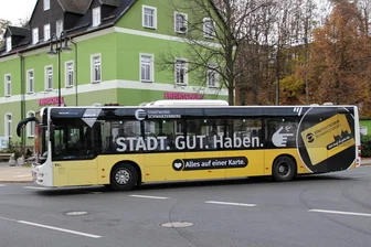 Bus als werbender Blickfang: Stadtgutschein Schwarzenberg kommt in Fahrt - Der neue Stadtgutschein-Bus bei der Ausfahrt aus dem Busbahnhof auf die Bahnhofstraße in Schwarzenberg.