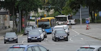 Bus ausgebremst: Landgericht verurteilt jungen Autofahrer - Auf der Hartmannstraße in der Nähe der Kreuzung Theaterstraße hat ein 26-Jähriger im August vergangenen Jahres mit seinem Fahrmanöver einen Bus zum Bremsen gezwungen. Dabei stürzte eine Frau und verletzte sich. Der 26-Jährige wurde nun verurteilt.