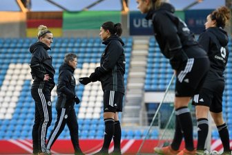 Bus der Frauen-Fußballnationalmannschaft mit Farbe beworfen - Die Frauen-Fußballnationalmannschaft beim Training in Chemnitz.