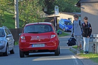 Das ist nur eine der gefährlichen Stellen, die Stanley Schettler (14) und Nathalie Markstein (12) auf dem Weg von Thierfeld in die Hartensteiner Mittelschule passieren müssen.