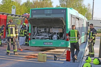 Bus gerät in Werdau während Fahrt in Brand: Fahrerin löscht Feuer - Am Werdauer Bahnhof kümmerten sich Feuerwehrkräfte um einen Bus, in dessen Motorraum es gequalmt hatte.