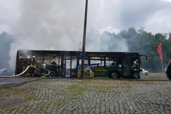 Bus in Zwickau in Flammen aufgegangen - Fahrgäste in Sicherheit - In Zwickau ist am Mittwoch ein Lininenbus ausgebrannt.