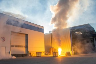 Bus mit 30 Kindern, dazu Brand in einer Firma: Großübung mit 125 Einsatzkräften im engen Erzgebirgsort - Feuer in einer Firma - die Einsatzkräfte hatten zudem mit vielen Unwägbarkeiten im Umfeld der Großübung zu kämpfen.