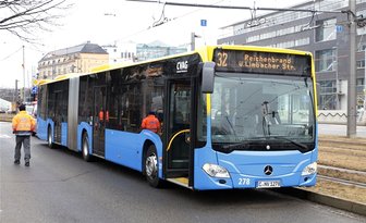 Bus muss bremsen - drei Fahrgäste verletzt -