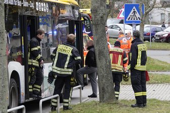 Bus muss bremsen - Fahrgäste verletzt -