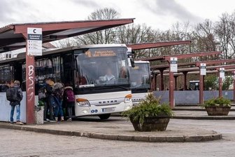 Bus-Netz im Vogtland: Das soll sich ab Mitte Dezember ändern - Der Busbahnhof Rodewisch ist neben dem in Plauen eine der am stärksten genutzten Haltestellen im Vogtland. Deshalb soll er umgebaut werden. 