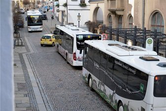 Bus-Rendezvous am Reichenbacher Postplatz teils an den Roßplatz verlegt - Beim Bus-Rendezvous am Postplatz in Reichenbach gelten noch bis voraussichtlich 29. April wegen eines Gebäudeabrisses Änderungen beim Umsteigen.