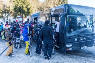 Bus statt Lift: Skifahrer ärgern sich über defekte Himmelsleiter - Seit dem Wochenende bringt ein Skibus die Wintersportler auf den Fichtelberg. Der Ausfall des Schlepplifts fällt in eine denkbar ungünstige Zeit, denn derzeit haben die Berliner und Brandenburger Schüler Winterferien, und viele Gäste aus diesen Regionen kommen hierher.