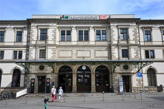 Bus-Terminal, Kulturhauptstadt, Geschäfte: Wie geht es mit dem Chemnitzer Hauptbahnhof weiter? - Nach der Kulturhauptstadt 2025 soll vor dem Chemnitzer Hauptbahnhof der zentrale Busbahnhof entstehen. Davon dürfte auch die Bahnhofshalle profitieren.
