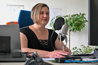 Bus und Bahn in Chemnitz: Stadträte fordern zusätzliche englischsprachige Haltestellenansagen - Ricarda Bonitz spricht bei der CVAG die Haltestellen-Ansagen ein.