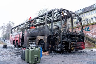 „Bus und Kabine sind heilige Orte eines Teams“: Paul Nürnberger aus Glauchau spricht über Brandanschlag auf HFC-Bus - Der Mannschaftsbus des Halleschen FC ist komplett ausgebrannt. Paul Nürnberger, der aus Glauchau stammt, war mit dem U-19-Team des HFC in Frankfurt/Main.