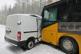 Bus und Transporter stoßen bei Schönheide zusammen - schwierige Rettung -