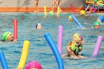 Bus zur Schwimmhalle teurer - Längst nicht mehr alle Schulen in Sachsen bieten noch Schwimmunterricht an. 