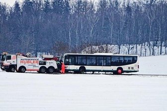 Bus zwischen Gahlenz und Oederan umgekippt: Vollsperrung am Nachmittag aufgehoben - Wegen der Bergung des Busses war die Straße nach Oederan gesperrt. 
