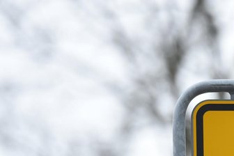 Busblockade: Clausnitz-Prozess startet frühestens im März 2017 - Brennpunkt Clausnitz: Besudelt wurde nicht nur das Ortseingangsschild, sondern auch der Ruf des kleinen Ortsteils von Rechenberg-Bienenmühle.