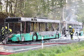 Busbrand im Erzgebirge: Im Schienenersatzverkehr brennt Fahrzeug bei Fahrt von Lößnitz nach Zwönitz aus - Ein Bus, der im Schienenersatzverkehr unterwegs war, ist kurz nach dem Ortsausgang Affalter in Brand geraten.