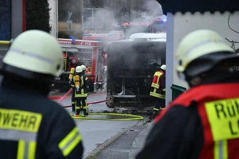Busbrand in Ansprung: Fahrerin verhindert Schlimmeres und muss ins Krankenhaus -
