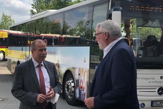 Busfahren in Mittelsachsen wird teurer: Regiobus erhöht Fahrpreise - Michael Tanne, Geschäftsführer von Regiobus, im Gespräch mit Landrat Matthias Damm auf dessen Abschiedstour durch Mittelsachsen. 