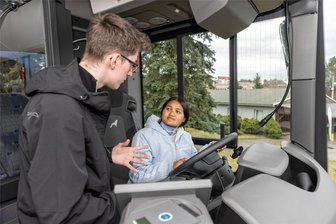 Busfahrer aus Nepal und Vietnam: Regionalverkehr Erzgebirge geht neue Wege - Maximilian Ebert (18) macht beim RVE derzeit eine Ausbildung zum Berufskraftfahrer. Janaki Basnet (23) aus Nepal will künftig in der Werkstatt an Nutzfahrzeugen schrauben.