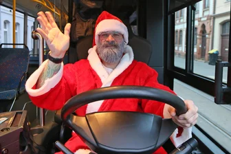 Busfahrer mit Herz: „Santa“ Pirgl erfreut Fahrgäste vor Heiligabend im Weihnachtsmannkostüm - SVZ-Fahrer Matthias Pirgl bringt vor Weihnachten nicht nur seine Fahrgäste sicher ans Ziel, sondern auch gute Laune unter die Leute.