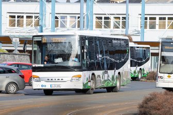 Busfahrer verhindert Verkehrsunfall in Plauen: Fahrgast trotzdem leicht verletzt - Ein Linienbus startet am oberen Bahnhof in Plauen
