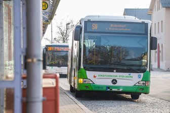 Busfahrplan in Stollberg wird wegen Kostenexplosion ausgedünnt: Welche Verbindungen jetzt wegfallen - Bus der Stadtverkehrslinie in Stollberg: Bei Verbindungen mit wenigen Fahrgästen soll es Streichungen geben.