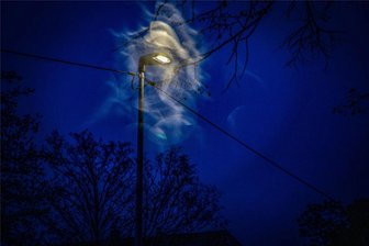 Bushaltestelle Schönbrunn-Siedlung erhält LED-Beleuchtung - Eine LED-Straßenlampe soll an der Bushaltestelle Siedlung in Schönbrunn für mehr Sicherheit sorgen.