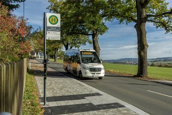 Bushaltestellen in Ellefeld sollen barrierefrei werden – aber nur mit Fördermitteln - Die Bushaltestellen in Ellefeld sollen nach und nach behindertengerecht werden. Vier Wartepunke, wie hier an der Alten Auerbacher Straße, sind bereits barrierefrei. Weitere sollen im kommenden Jahr folgen.