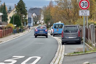 Bushaltestellenausbau an Schönecker Schule: Bürgermeister macht bei Kreis Druck - Die Schönecker Mangelsdorfstraße bei Schulschluss. Der Ausbau der Bushaltestelle bleibt Thema.