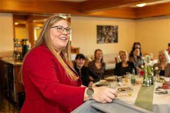 Business-Welt der Männer zu anstrengend: Was diese Unternehmerinnen aus dem Vogtland anders machen wollen - Luisa Lückert leitet das FLVG Verlagshaus in Plauen/Straßberg. Als junge Unternehmerin will sie sichtbar werden. Sie war eine von 25 Teilnehmerinnen am Frühstück der Wirtschaftsfrauen.