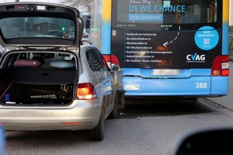 Businsassin der CVAG bei Unfall in Chemnitz verletzt - Am Dienstag ereignete sich gegen 17 Uhr in Chemnitz auf der Dresdner Straße ein Unfall zwischen einem Auto und einem Linienbus der CVAG.