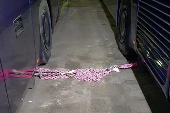 Busse in Plauen an Kette gelegt: Polizei reagiert auf Vorwürfe des Eigentümers - Mit einer Eisenkette hatten Polizeibeamte die Hinterachsen der zwei Reisebusse in Plauen blockiert.