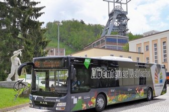 Busse mit Welterbe-Werbung rollen durch Sachsen - Vor dem Schacht 371 bei Bad Schlema wurden die zwei Linienbusse im Welterbe-Design vorgestellt. 