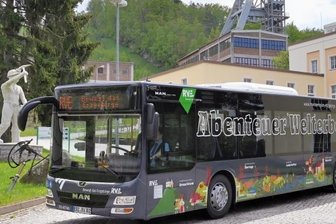 Busse rollen mit Welterbe-Werbung quer durch Sachsen - Vor dem Schacht 371 bei Bad Schlema waren die zwei Linienbusse am Donnerstag im Welterbe-Design unterwegs. 