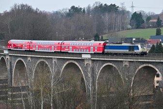 Busse statt Züge nach Leipzig: Umstellung auf Doppelstockzüge erfordert Schienenersatzverkehr - Auf der Strecke waren am Wochenende die ersten Doppelstockzüge unterwegs. Am Sonntagabend fahren aber Busse.