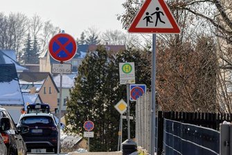 Busse stoppen während Testphase nicht mehr in Hinterhainer Schulhof - Auf der Dittesstraße halten nun alle Busse. Daher gibt es eine neue Beschilderung.
