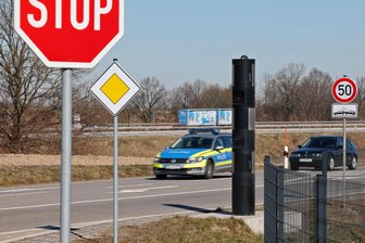 Bußgeld-Bilanz: Glauchau verzeichnet Mehreinnahmen - Ein stationärer Blitzer befindet sich an der Ortsumgehung in Glauchau-Höckendorf.