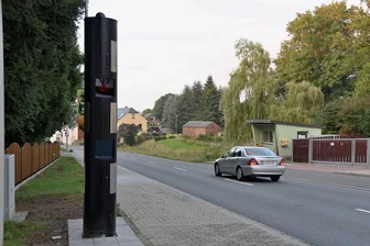 Blitzer eins steht an der Hofer Straße in Lauterbach, das durch die B 92-Umgehung aktuell hoch frequentiert ist.