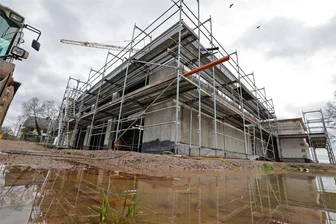 Bußgelder sollen Mehrkosten beim Feuerwehrhaus in Glauchau-Reinholdshain ausgleichen - Für das neue Feuerwehrgerätehaus in Glauchau-Reinholdshain ist der Rohbau bereits hochgezogen.