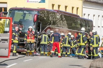 Busunfall im Erzgebirge: Busfahrer verhindert offenbar Schlimmeres - Zahlreiche Verletzte forderte der Unfall am Samstag im Erzgebirge, in den ein Reisebus aus Hessen verwickelt war. Ins Krankenhaus mussten der Busfahrer, zwei Reisebegleiterinnen und der Fahrer des am Unfall beteiligten Pkw. Ehrenamtliche Retter aus der Region wurden mit dem Stichwort „Massenanfall von Verletzten“ alarmiert.