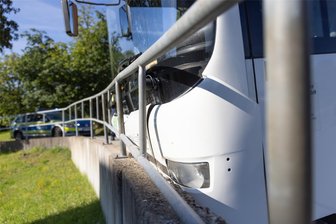 Busunfall im Erzgebirge: Wie eine Familie den Schockmoment erlebte - Den Sachschaden beziffern die Polizeibeamten ersten Schätzungen zufolge auf insgesamt rund 15.000 Euro.