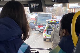 Busunfall legt Olympia-Verkehr kurzzeitig lahm - Ein Unfall zwischen einem Bus und einem Auto blockierte am Freitagvormittag die Ortsdurchfahrt von Moena – und bremste so auch einen der offiziellen Shuttlebusse aus.